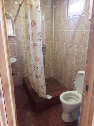 Гостевой дом Guest house on Gagarina 10 Новый Афон Трехместный номер «Комфорт» с душем-3